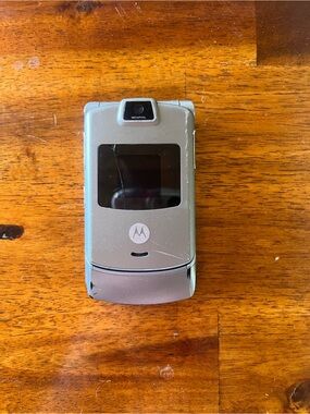 Motorola Y2K Silver Razor Flip Phone